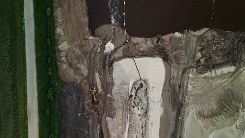 Live-Luftbild Video Bauarbeiten in der Nähe der Wasserstraße zeigt die laufenden Entwicklungs- und Ingenieurarbeiten