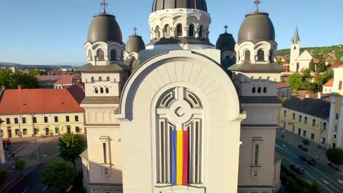 Vue aérienne par drone de la cathédrale de l'Ascension du Seigneur au centre de Targu Mures, en Roumanie. Ancienne construction