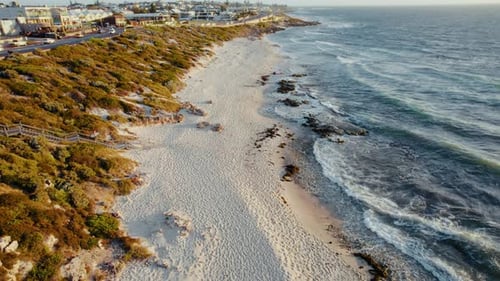 Plage majestueuse et vaste océan avec une vue aérienne imprenable