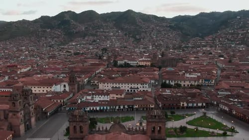Luftaufnahme des historischen Stadtzentrums von Cusco und einer leeren Plaza de Armas