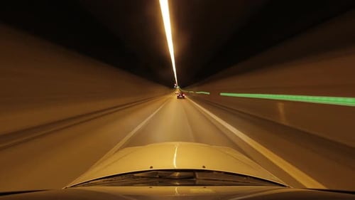 Lapa de temps passionnant avec exposition prolongée d'un trajet en voiture dans un tunnel à Hambourg