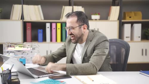 Un homme d'affaires bourreau de travail se réjouit.
