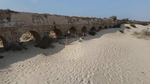 Vue aérienne du site archéologique de Césarée - l'aqueduc romain, Israël