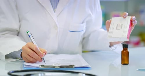 Zeitlupe einer jungen Apothekerin, die in einer Drogerie die Arzneimittelliste auf einem Tablet überprüft