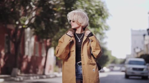 Modeporträt eines trendigen blonden Mädchens, das eine Frau posiert, die in die Kamera schaut