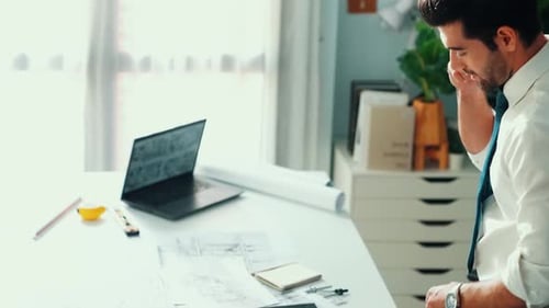 Ingénieur architecte utilisant un ordinateur portable pour planifier la conception d'une maison au bureau. Alimentations.