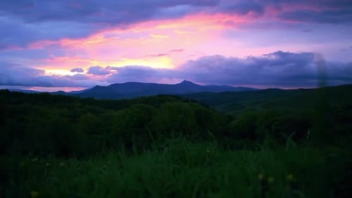 Landschaft mit Abendbergen. Majestätischer Sonnenuntergang in der Berglandschaft. Rosafarbener Sonnenuntergang mit