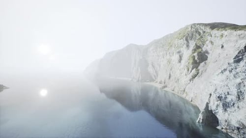Um lago sereno de montanha refletindo os picos circundantes