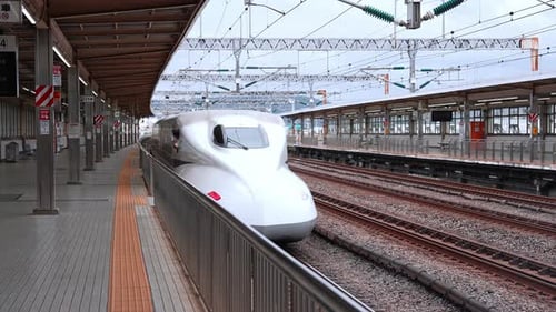 N700 Shinkansen auf Gleis 14 mit Dirigent Shin Yokohama
