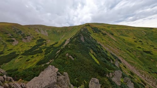 Experimente a beleza deslumbrante de montanhas majestosas, vales exuberantes e vistas panorâmicas