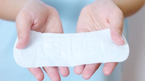 Weibliches Handgriffiges Damenhygiene-Produkt Menstruationsunterlage zur Hervorhebung der Körperpflege während