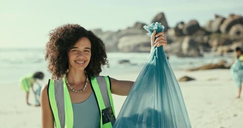 Retrato, playa y mujer con una bolsa de basura, cambio climático o Colleción de plástico con el medio ambiente