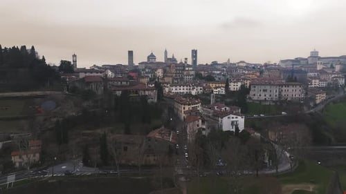 Vista panorámica del casco antiguo de Bérgamo y las colinas circundantes en Italia
