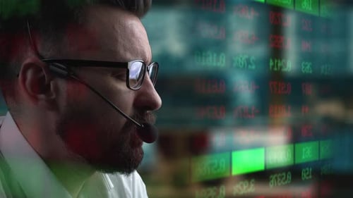 Le trader travaille avec un écran d'ordinateur avec des graphiques boursiers et une analyse de données. Broker Trading Online