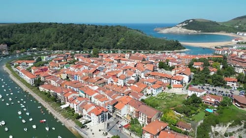 Drohnen-Luftaufnahme in der spanischen ländlichen Kleinstadt mit einer Flussüberquerung und einer weißen Brücke, umgeben