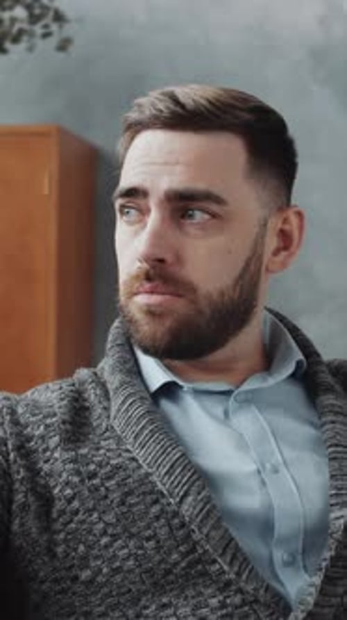 Portrait d'un bel homme barbu caucasien sûr de lui