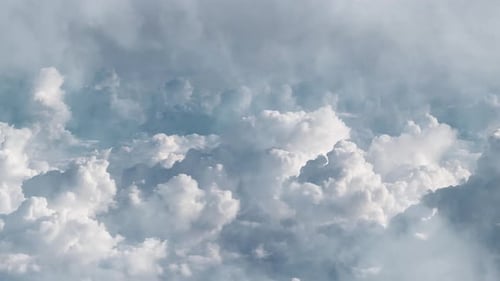 schöne weiße Wolken am blauen Himmel