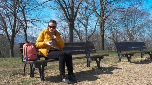 Femme asthmatique sur un banc de parc