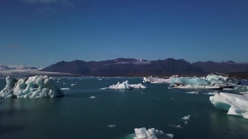 Erkunden Sie die atemberaubenden blauen Eisberge der berühmten isländischen Gletscherlagune Jokulsarlon
