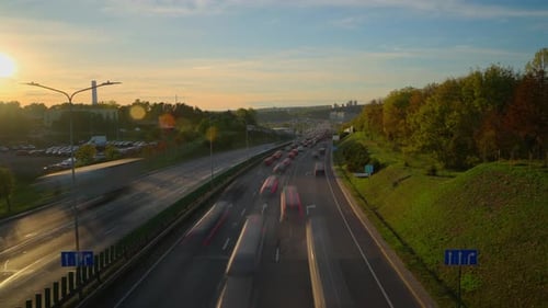 Abendverkehr bei Sonnenuntergang, Zeitraffer