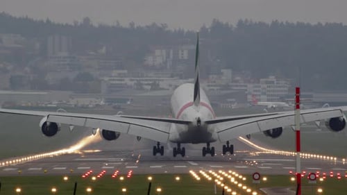 Airbus A380800 aterriza en el aeropuerto