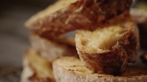 Un gros plan de pain ciabatta frais.