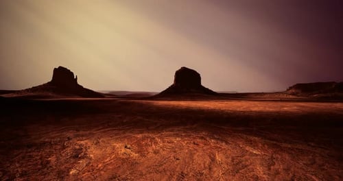 Wüstenlandschaft mit Felsformationen unter einem Dämmerungshimmel