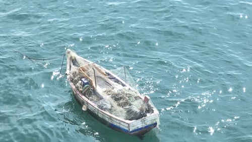 Barco de pesca anclado pacíficamente en tranquilas aguas azules, Lima, Perú