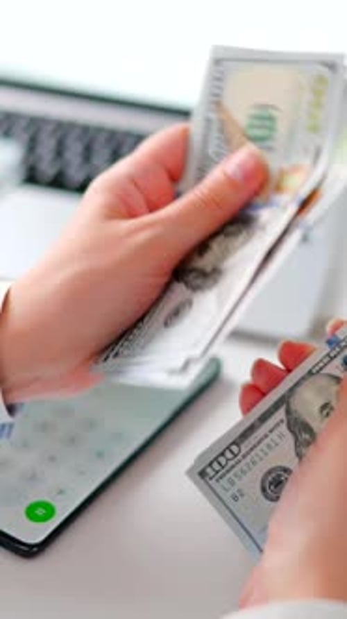 Mujer que calcula los gastos mensuales de la vivienda, los impuestos y el saldo de la cuenta bancaria