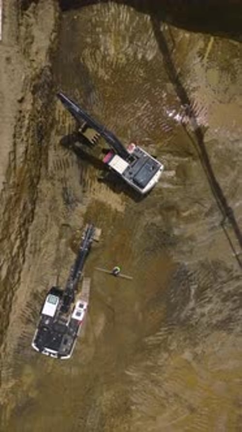 Vertikales Video: Betongießen und Baggergraben — Fundament in hochwertiger Bauweise