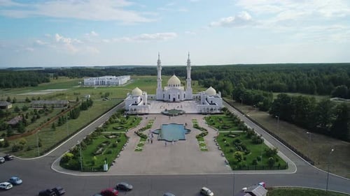 Vue aérienne de la mosquée blanche de Bolgar, magnifique bâtiment blanc de la République du Tatarstan