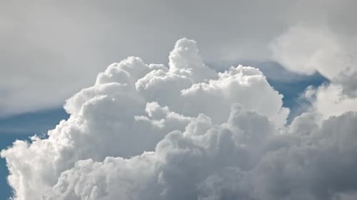 Nahaufnahme von flauschigen Wolken, die sich über den Himmel bewegen