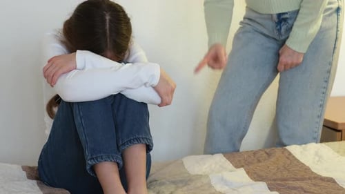 Madre reprende a su hija en casa llorando, niña, mamá, regañándola