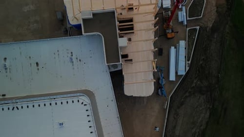 Vista aérea del sitio de construcción con edificios, desarrollo de maquinaria, progreso en arquitectura y