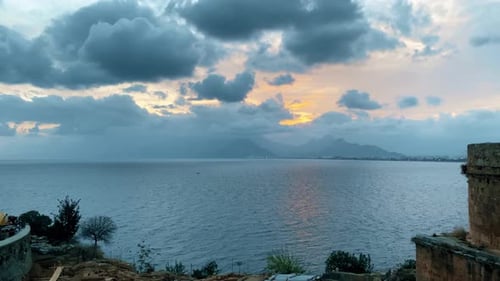 Panoramablick auf das Meer vor dem Hintergrund der Berge in den Wolken