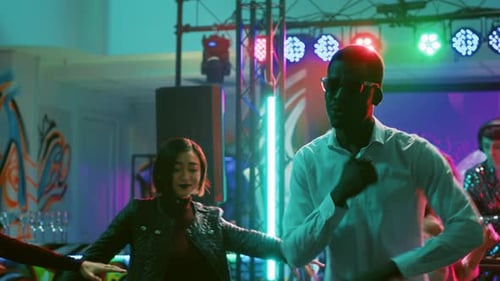 Jóvenes de fiesta en un club nocturno