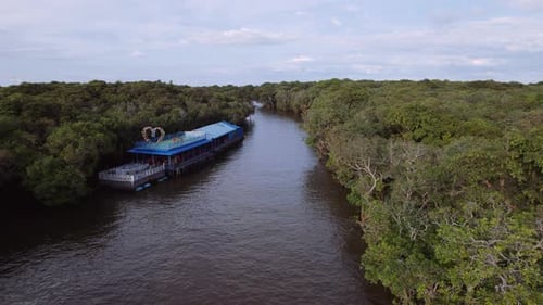 Flussdrohne mit schwimmendem Dorf Kambodscha