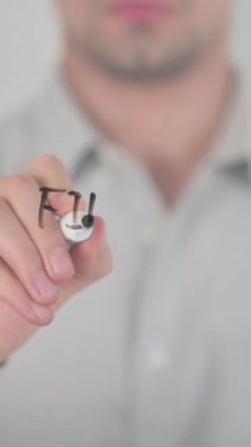 Endlich freigelegt, mit der Hand auf den Bildschirm schreiben, vertikales Video