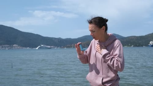 Eine Frau im Urlaub erstickt