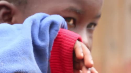 Une enfant pleure et montre des larmes sur sa joue