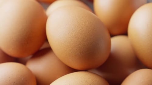 Rotierende Hühnereier Ungekochte braune Eier Nahaufnahme von Hühnereiern Eierhaufen