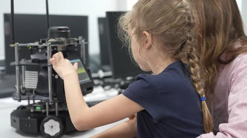 Divers écoliers travaillent sur les technologies robotiques dans le cadre d'une classe de STEM.