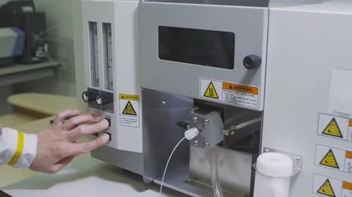 Presiona con la mano los botones del equipo de prueba de calidad del gas