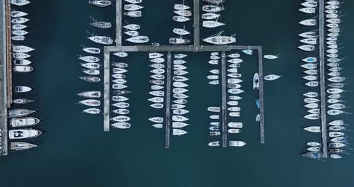 Luftaufnahme von Booten am Dock, Italien.