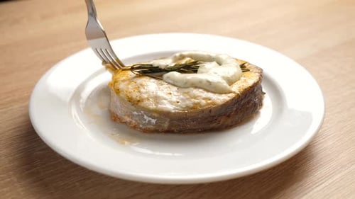 17sm. Remove the skin from the baked piece of salmon with the sauce with a fork. Slow motion.