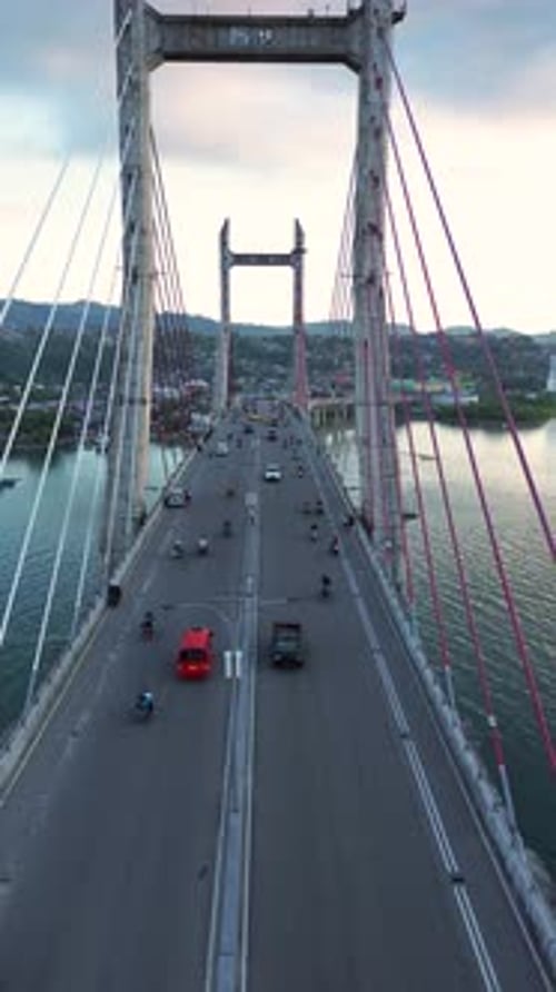 Vue aérienne de l'emblématique pont haubané de Merah Putih