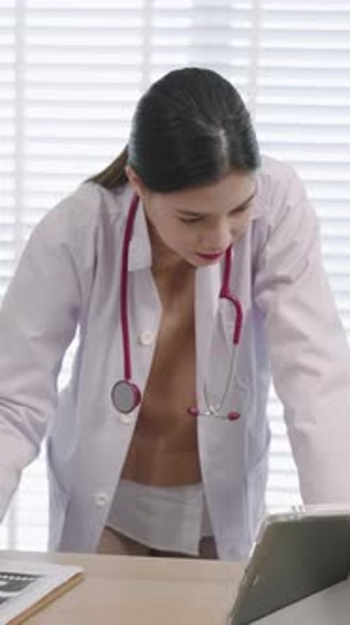 Une pédiatre asiatique interagit avec une tablette numérique lors d'une séance de soins pédiatriques à Bright