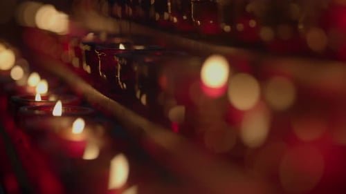 Luz de velas, chamas acesas, fundo brilhante