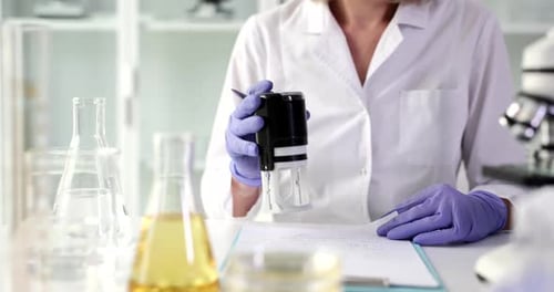 Recherche médicale et chimiste rédigeant les résultats des tests chimiques et estampillant des documents
