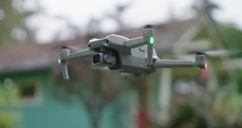 Kleine Drohne, die über dem Boden schwebt. DJI Mavic Air 2 Nahaufnahme